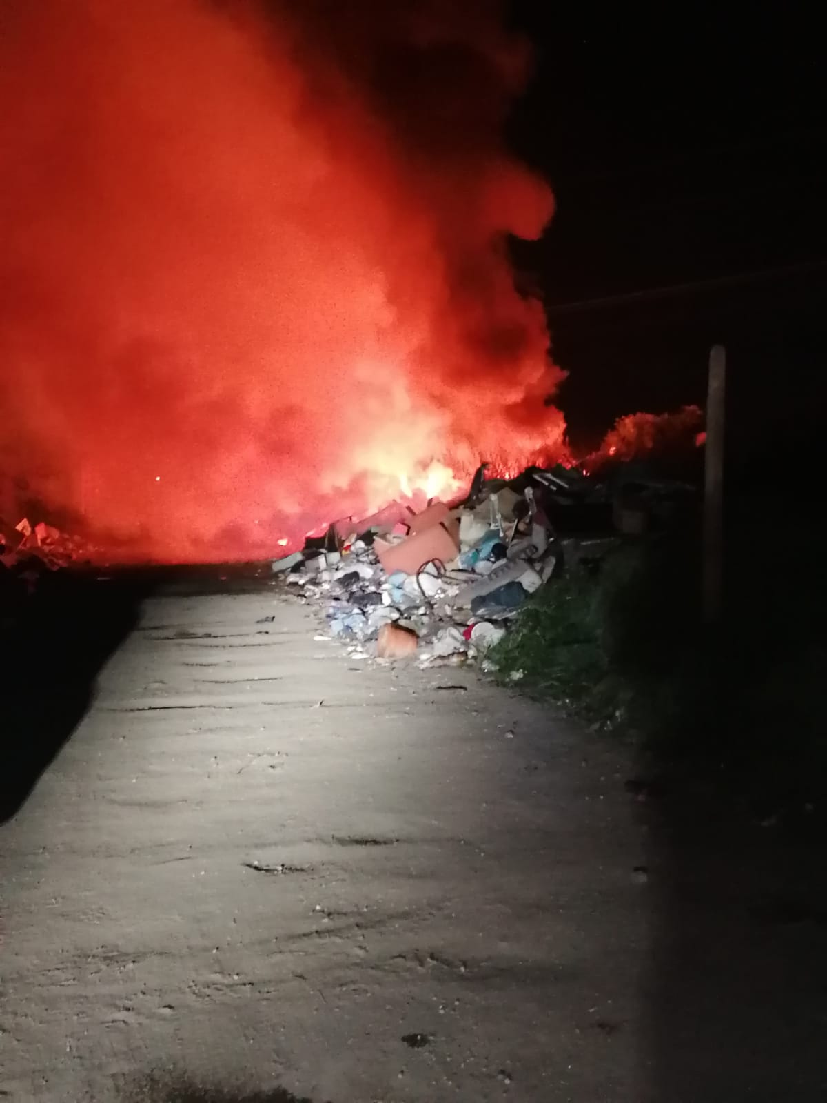 In fiamme rifiuti speciali: inferno al campo rom di Giugliano