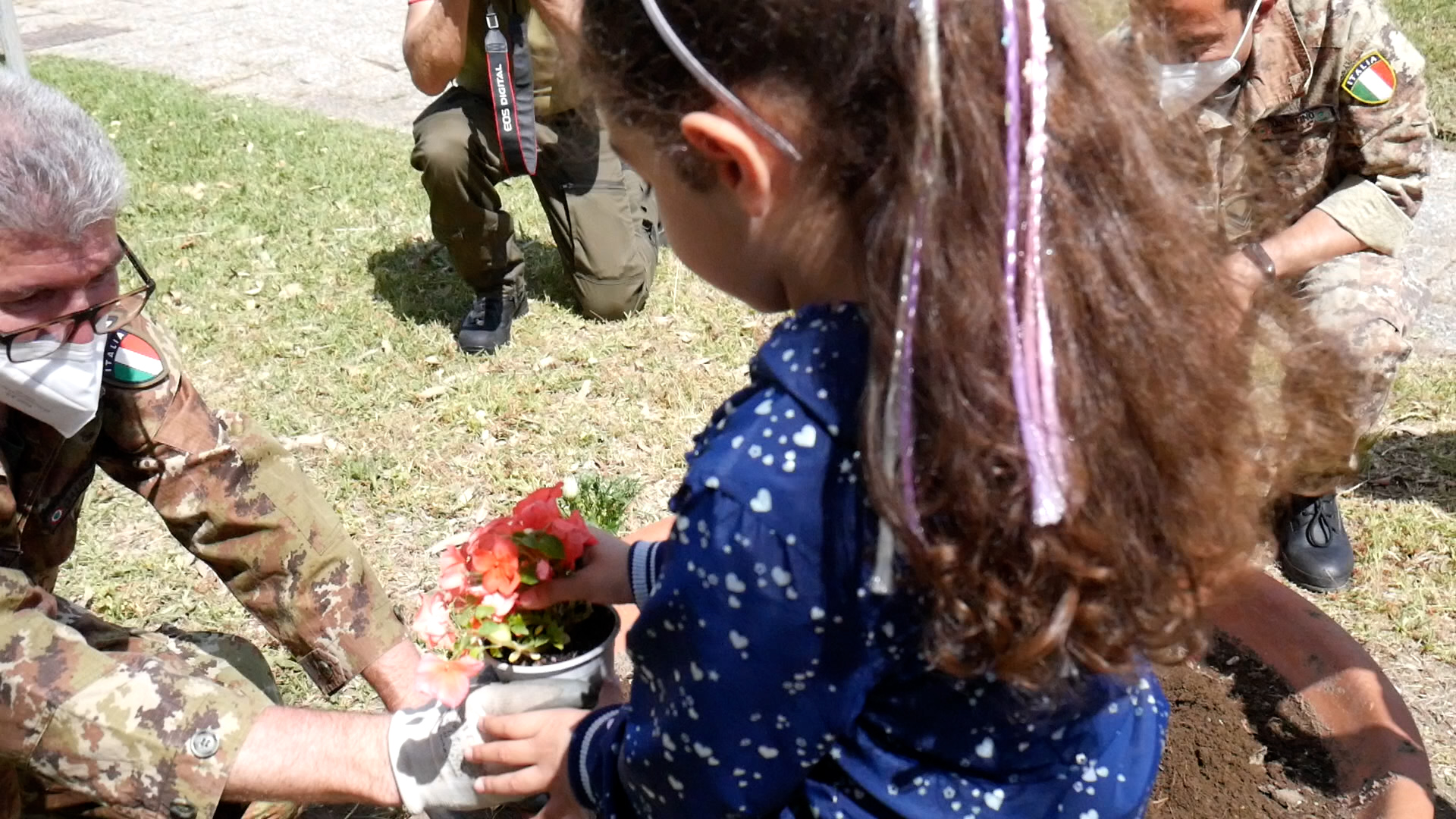 “Anche i fiori sanno volare”, il 22° Gr.R.A.M di Licola apre le porte alle associazioni Oltre Le Mura e Orchidea: i bimbi piantano i fiori nella base VIDEO